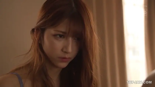 室内 · 坐姿 · 脸部特写 · 凝视 · 蓝色吊带 · 棕色长发 · 忧伤