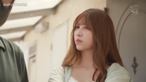 站立 · 项链 · 面部特写 · 休闲装 · 注视 · 户外 · 忧虑 · 美女