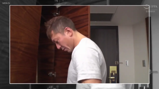 严肃 · 站立 · 白色短袖 · 衣柜 · 侧面中景 · 室内衣柜旁 · 低头注视 · 男性单人