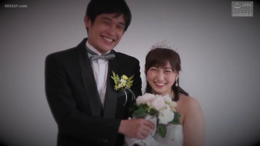 半身 · 笑容 · 影棚 · 合影 · 捧花 · 西装婚纱 · 站立依偎 · 结婚