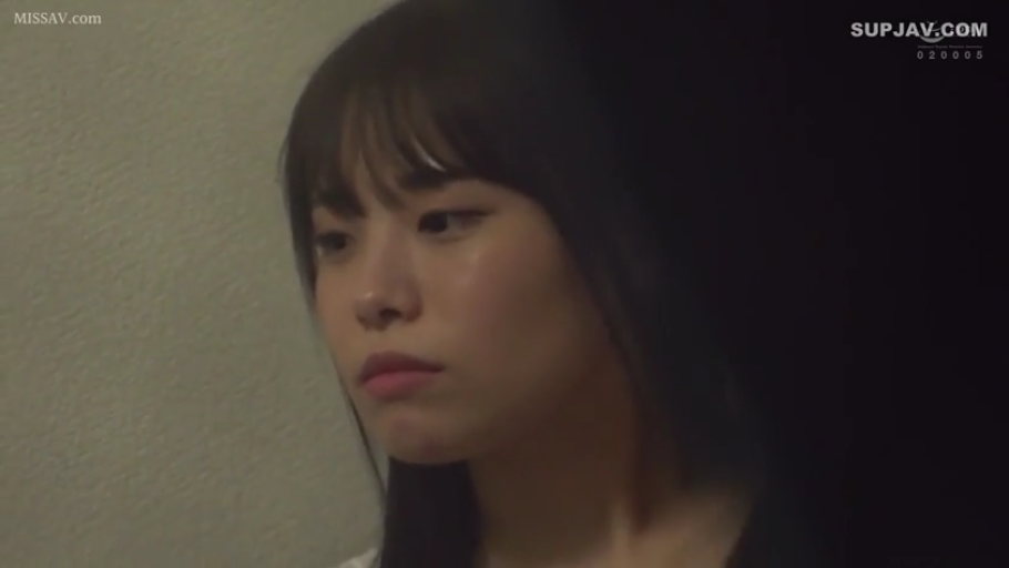 Indoor · Close-up of the face · White top · Gaze · indifferent · 黑发 · 侧对镜头