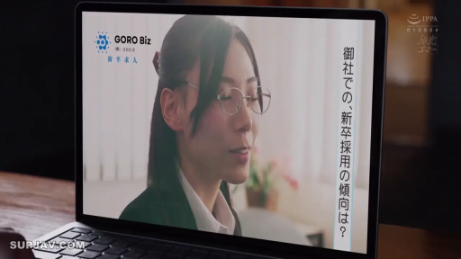 办公室 · 电脑 · 自然 · 面部特写 · 西装 · 正面 · 播报 · 屏幕内容