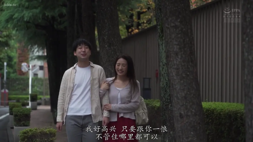 中景 · 街道 · 约会 · 树木 · 走姿 · 休闲外套 · 挽手 · 甜蜜