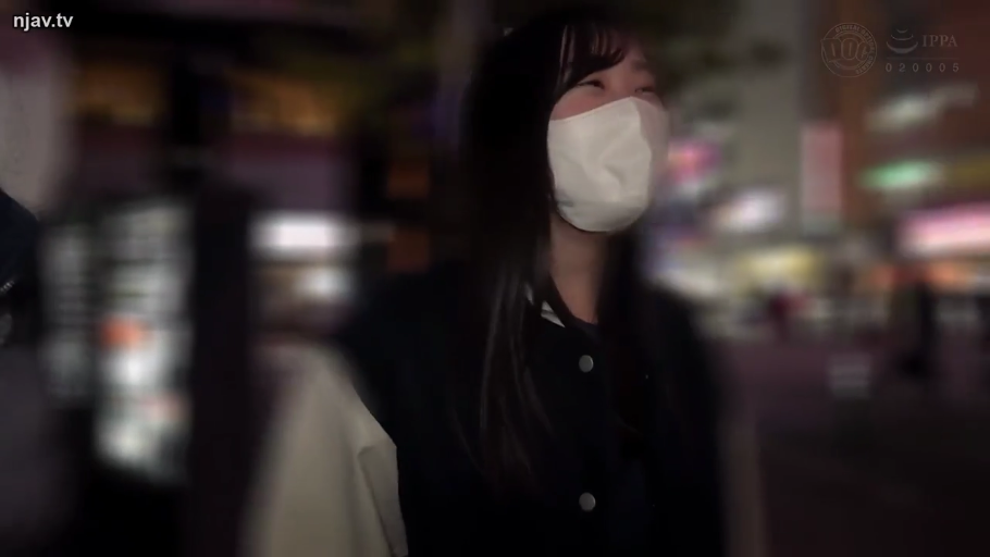 室内 · 坐姿 · 淋水 · 胸部特写 · 透视 · 酒瓶 · 笑容 · 透明湿衬衫
