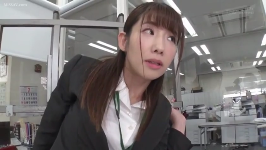 办公室 · 绿色挂绳 · 半身特写 · 交流 · 工牌 · 疑惑 · 職場OL · 前倾姿势