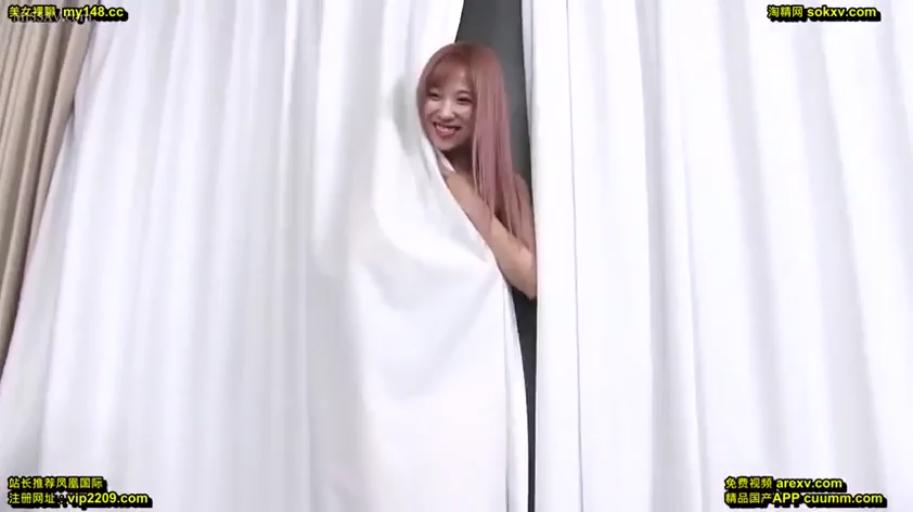 室内 · 站立 · 中景 · 裸体 · 笑容 · 窗帘 · 粉色长发 · 躲在窗帘后