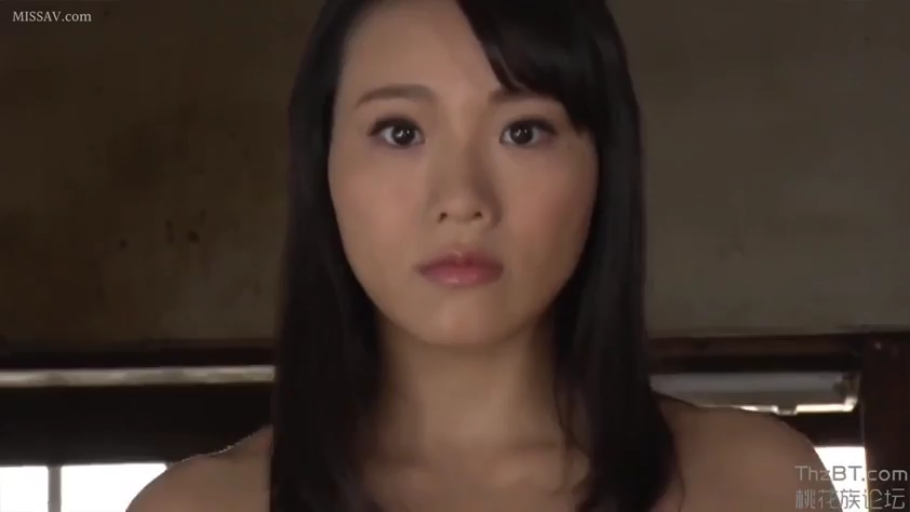 室内 · 严肃 · 面部特写 · 裸体 · 注视 · 正面 · 亚洲女性