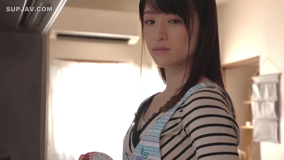 忧郁 · 站立 · 居家 · 厨房 · 凝视 · 围裙 · 上身 · 厨具