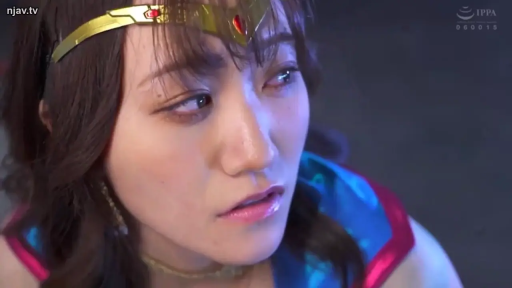 室内 · 脸部 · 特写 · 凝视 · 忧虑 · 侧头 · 角色扮演服 · 金色头圈