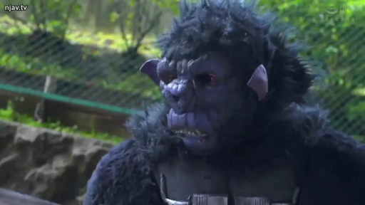 站立 · 注视 · 户外 · 头部特写 · 面具 · 狰狞 · 猩猩皮套 · 非人