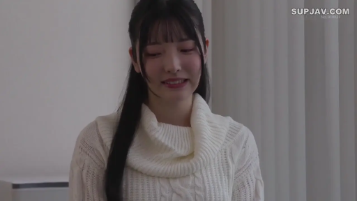 室内 · 座り姿勢 · 恥ずかしがり屋 · 顔のクローズアップ · 清纯 · 頭を下げて微笑む · 白色高领毛衣