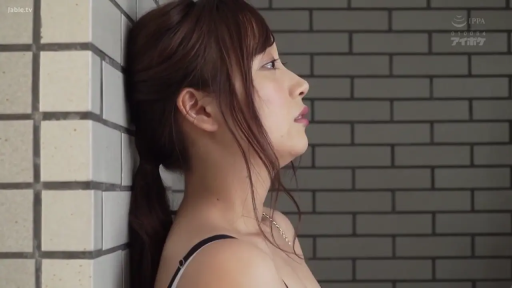 忧郁 · 侧脸特写 · 黑色吊带内衣 · 马尾辫 · 瓷砖墙 · 站立凝视 · 靠墙侧身