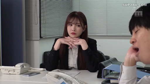 坐姿 · 严肃 · 办公室 · 半身 · 职业装 · 凝视 · 职场 · 办公用品