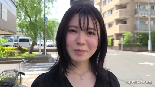 室内 · 脸部 · 字幕 · 趴姿 · 微笑 · 地毯 · 挑逗 · 粉色吊带