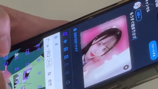 室内 · 脸部特写 · 微笑 · 白色上衣 · 托腮 · 社交媒体 · 智能手机 · 使用手机