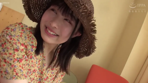 室内 · 顔 · 微笑 · 歪头 · 开心 · 花柄のワンピース · 草帽