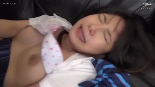 室内 · 仰卧 · 挣扎 · 波点文胸 · 校园题材 · 面部与胸部特写 · 强迫露乳