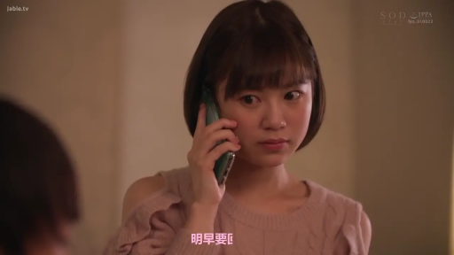 Indoor · 单人 · Face · Sweater · 手机 · Solemn · 通话 · 侧立