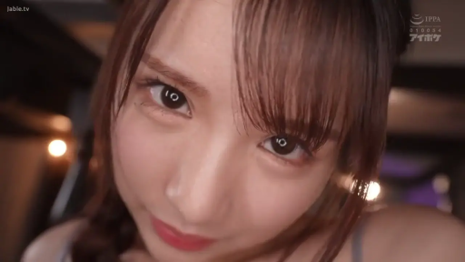 室内 · 身をかがめる · 微笑 · 一人称視点 · 顔のクローズアップ · 注视镜头 · 吊帯