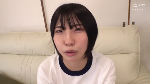 Indoor · Sitting Posture · Close-up of the face · Sofa · 注视镜头 · 短发 · Gymnastics uniform · Natural expression