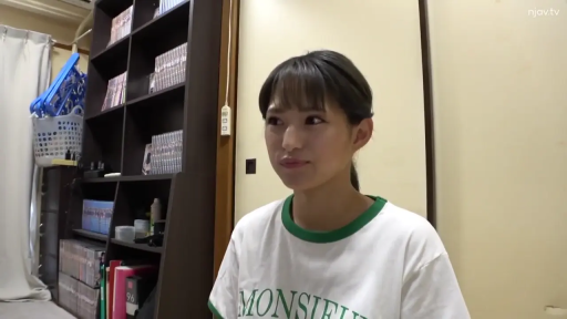 坐姿 · 面部 · 平静 · 注视 · 房间 · 书架 · T恤