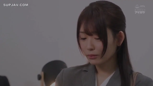 沉思 · 忧郁 · 低头 · 办公室 · 台灯 · 面部特写 · 职业装 · 长发