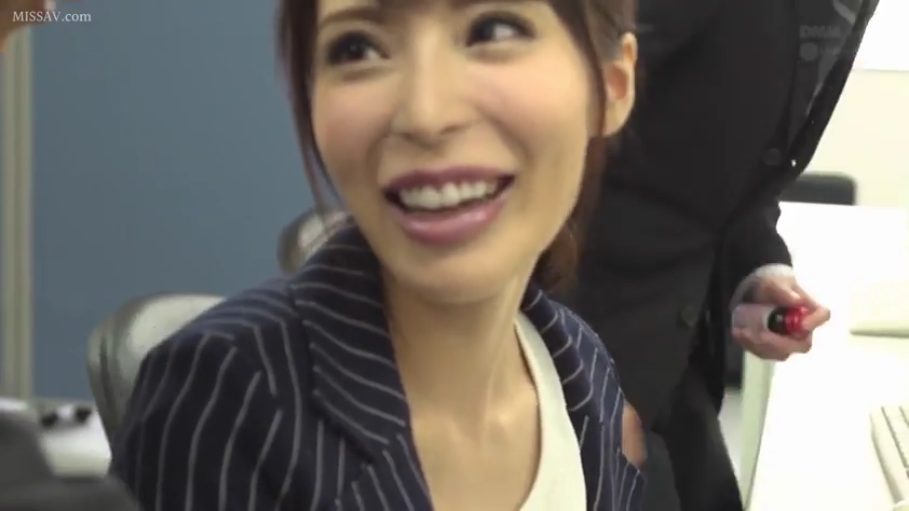 坐姿 · 交谈 · 脸部特写 · 办公室 · 微笑 · 职场女性 · 职业装 · 电脑键盘