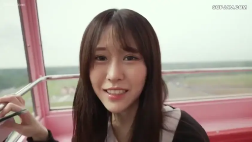 座り姿勢 · 顔部のクローズアップ · 微笑 · カジュアルウェア · 注视镜头 · 长发 · 摩天轮