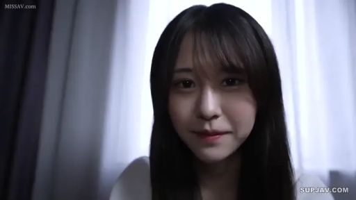 室内 · 微笑 · 面部特写 · 白色上衣 · 注视镜头 · 正面 · 黑长直