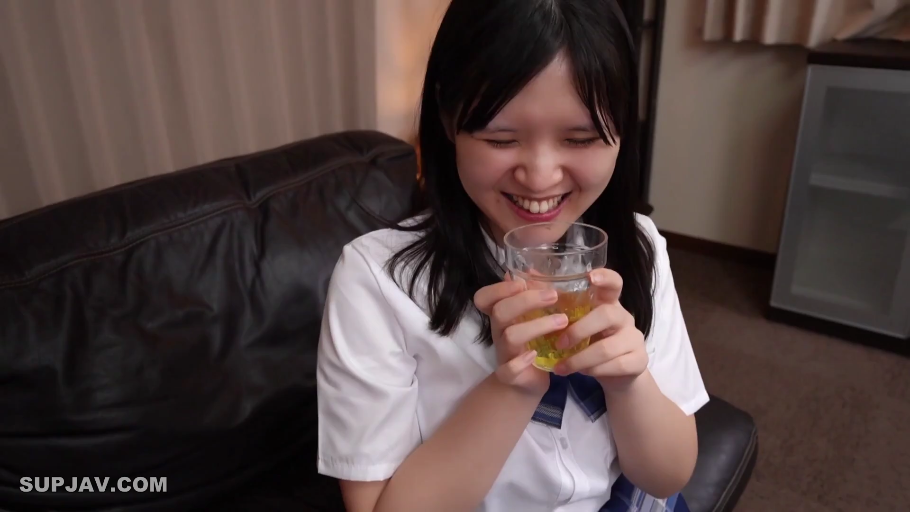 室内 · 坐姿 · 上半身 · 学生装 · 玻璃杯 · 黑发 · 害羞微笑 · 喝水