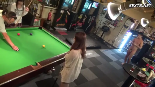专注 · 站立 · 全景 · 裸体 · 多人 · 台球桌 · 打台球 · 台球馆