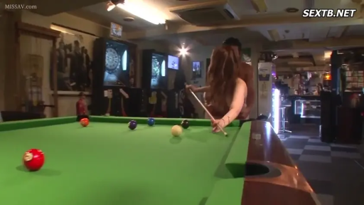 俯身 · 远景 · 连衣裙 · 台球厅