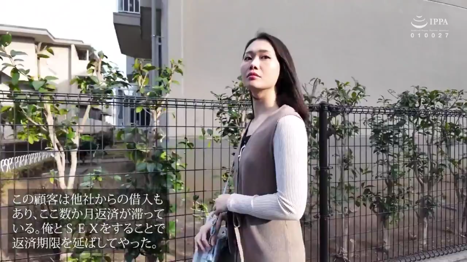 半身 · 马甲 · 居民区 · 侧立