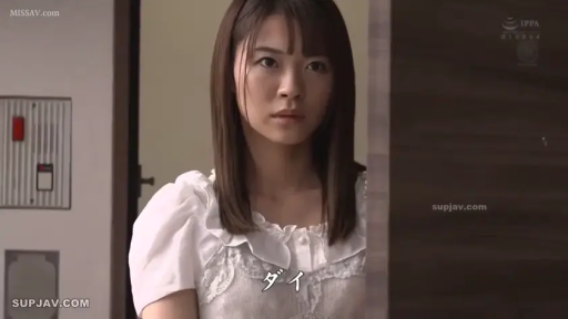 严肃 · 站立 · 半身特写 · 门框 · 白色蕾丝衫 · 窥视 · 门厅