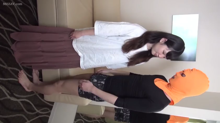 Indoor · Stand · shy · Medium shot · T恤 · Confrontation · 橙色头套