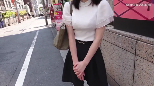 胸部 · 站立 · 黑色短裙 · 户外街道