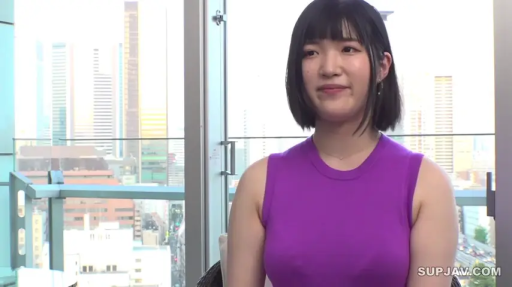 座り姿勢 · 中景 · 微笑 · 都市背景 · 紫色无袖针织衫 · 接受访谈 · 高层室内