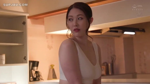 回眸 · 半身特写 · 白色背心 · 厨房