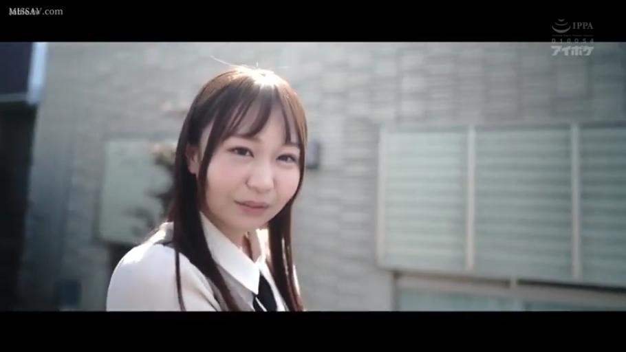 脸部特写 · 站立 · 微笑 · 制服 · 对视 · 户外 · 长发