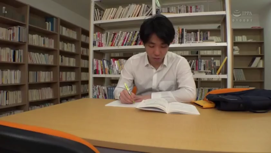 坐姿 · 专注 · 中景 · 白色衬衫 · 书架 · 男性 · 图书馆 · 写字