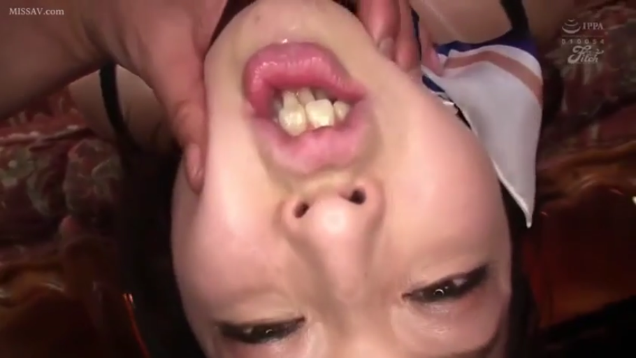 室內 · 仰臥 · 面部特寫 · 高視角 · 痛苦 · 啦啦队服 · 强制