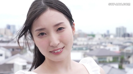 微笑 · 对视 · 长发 · 头部特写 · 白色吊带 · 天台 · 侧头站立