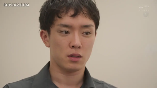 室内 · 真剣 · 站姿 · 凝視 · 头部特写 · 男性 · 灰色衬衫