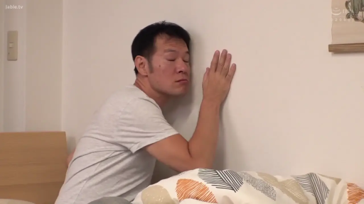 集中 · 寝室 · 枕头 · 上半身 · グレー短袖 · 熟男 · 侧身靠墙 · 贴墙偷听