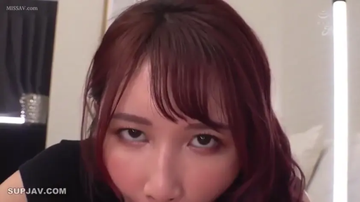 床上 · 俯卧 · 诱惑 · 口交行为 · 黑色上衣 · 面部大特写 · 网址水印