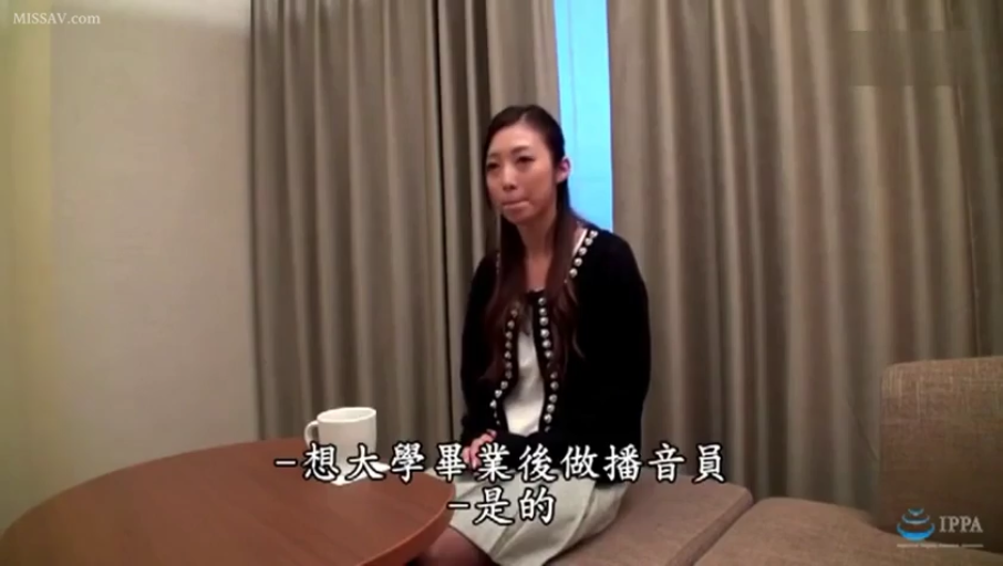 室内 · 坐姿 · 中景 · 平静 · 中文字幕 · 茶杯 · 访谈 · 黑色开衫