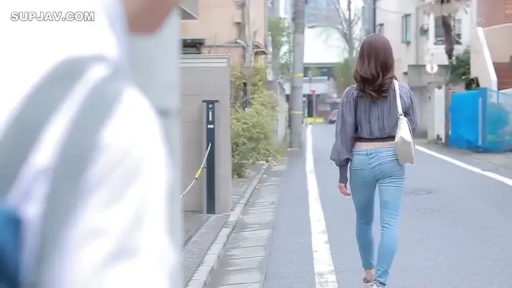 牛仔褲 · 街道 · 行走 · 走路 · 街拍 · 背面特写 · 白色提包