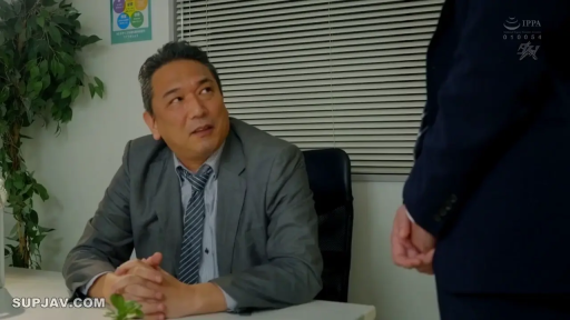 坐姿 · 交谈 · 专注 · 办公室 · 办公桌 · 半身 · 西装 · 大叔