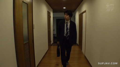 室内 · 全身 · 走廊 · 行走 · 平淡 · 西装 · 公文包 · 进入