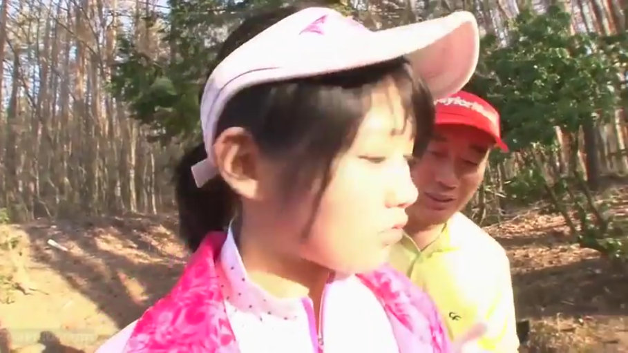 站立 · 自然 · 半身 · 高尔夫球服 · 森林 · 漫步